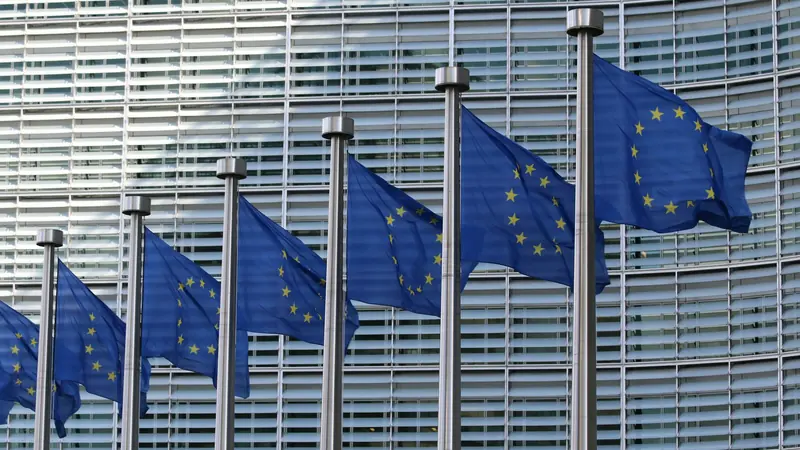 Flaggen der Europäischen Union vor dem Berlaymont-Gebäude der Europäischen Kommission
