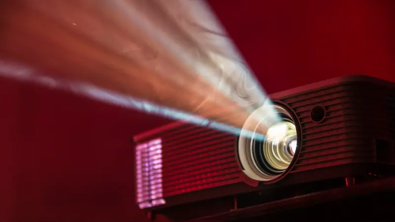 Eingeschalteter Projektor mit Lichtstrahl