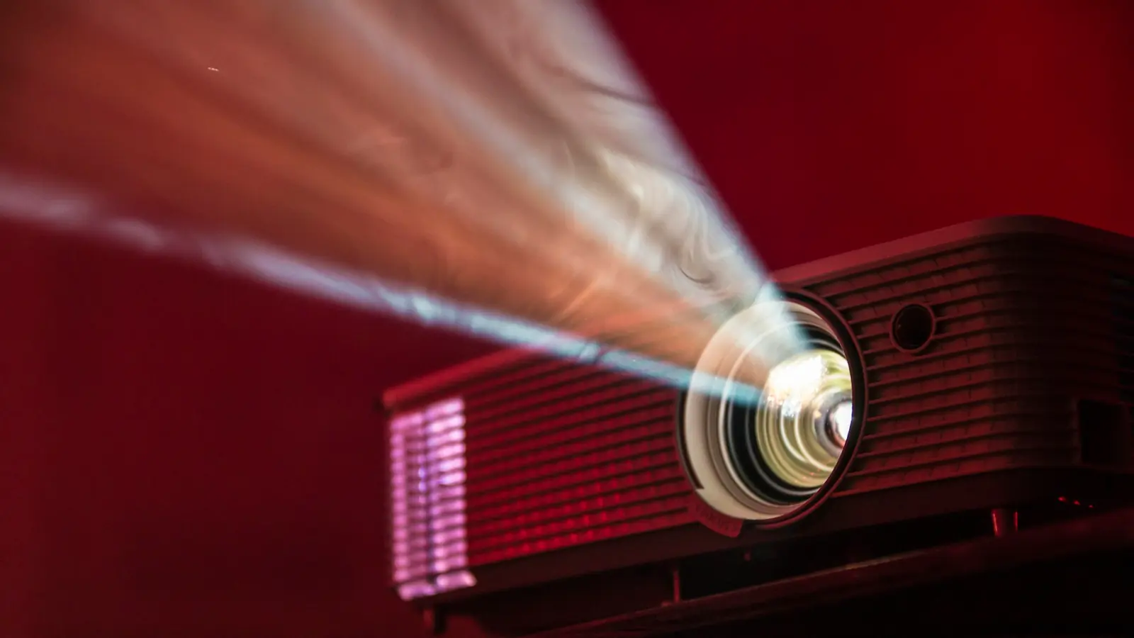 Proiettore acceso che proietta un fascio di luce