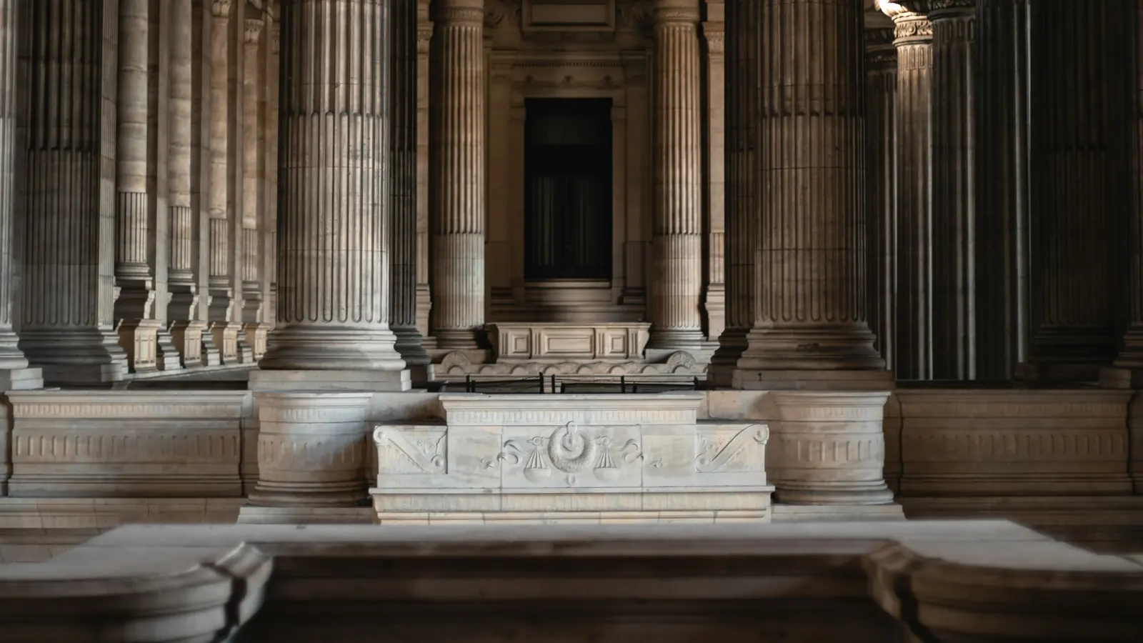 Colonne neoclassiche all’interno del Palazzo di Giustizia di Bruxelles