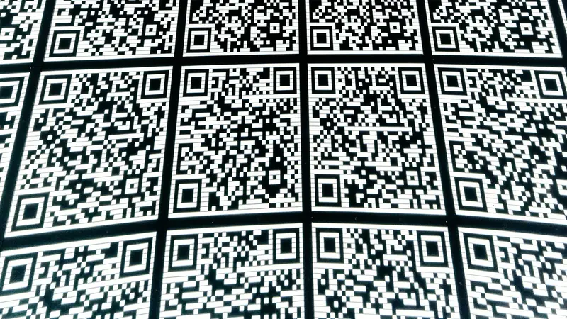 Raster aus schwarz-weißen QR-Codes