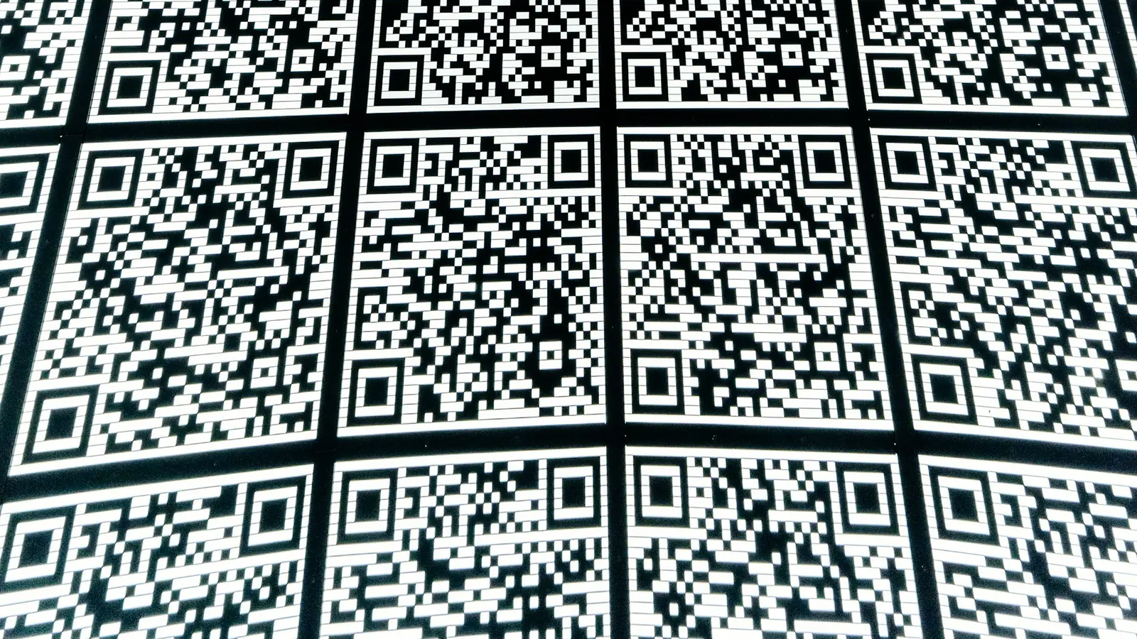 Grille de codes QR en noir et blanc