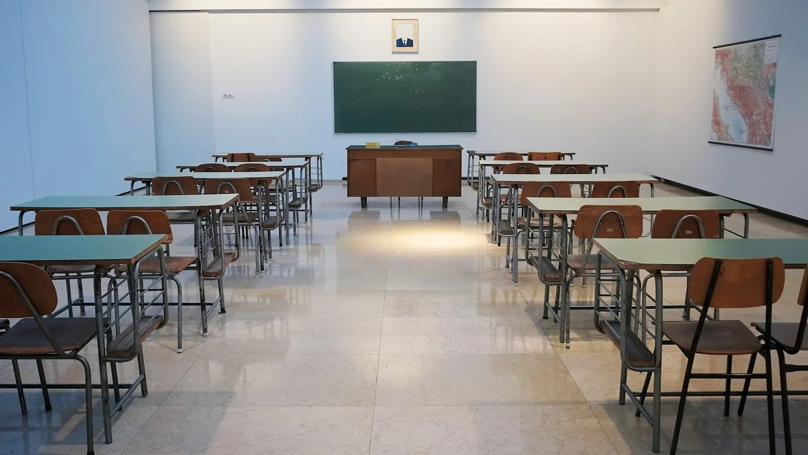 Leeres Klassenzimmer mit Pulten und Tafel