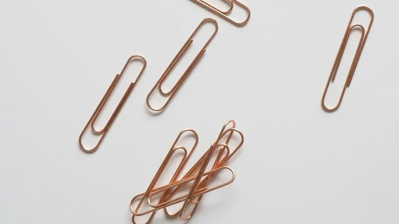 Metallene Büroklammern auf weißem Hintergrund